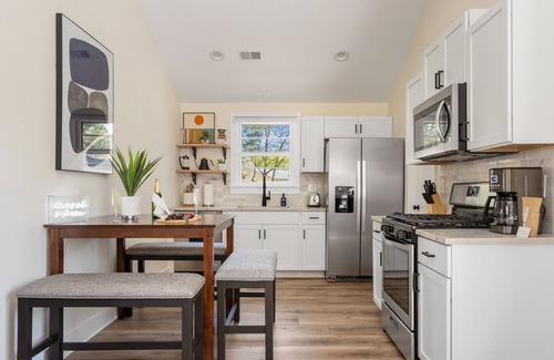 North Charleston House | Under The Live Oaks: Where Peacefulness Abounds