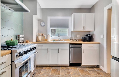 Paso Robles House | UNDER THE OAKS-Hot Tub & Walk Downtown