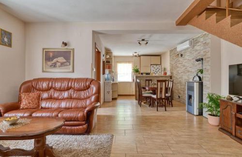 Skaljari House | Underhill Royal View