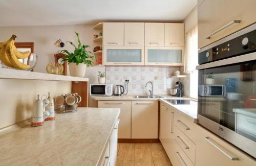 Skaljari House | Underhill Royal View