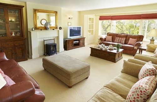 East Knoyle House | Underwood House, sleeps 12 within easy reach of Bath, offers spacious comfortable accommodation.