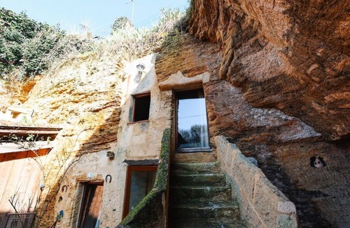 Doue-la-Fontaine House | Unforgettable Night in a Troglodyte Cave Room