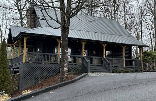 Blairsville Cabin | Unforgettable Sunsets On The Ridge & King Beds