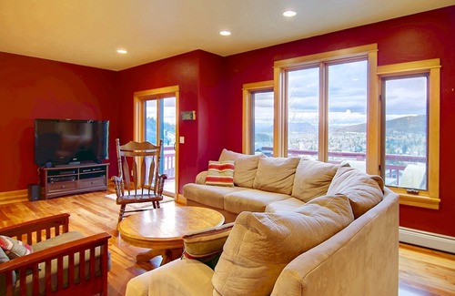 Steamboat Springs House | Unforgettable Views-Private Shuttle-Walk 2 Town/Trails+Big Garage-Deck-Fenced Patio-Grill-W/D-DogsOK