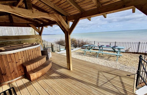 Dawlish Villa | Uninterrupted sea views, beautiful seaside town, indoor pool. Book Now!