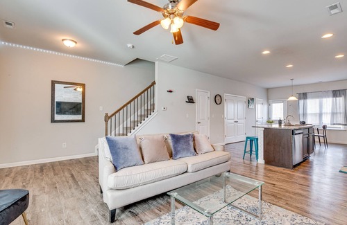 Union City House | Union City Townhome: 17 Mi to Downtown Atlanta!