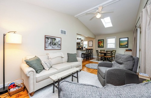 Union Pier Cottage | Union Pier Cottage Close To Beach & Downtown.
