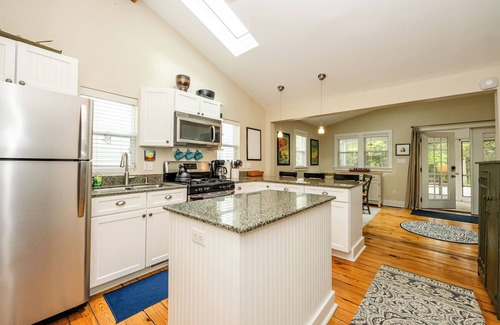 Union Pier Cottage | Union Pier Cottage Close To Beach & Downtown.