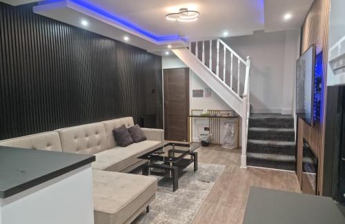 Watford House | Uniq 3 Bedroom House in central Watford ,15min to London Euston , close to Harry Potter