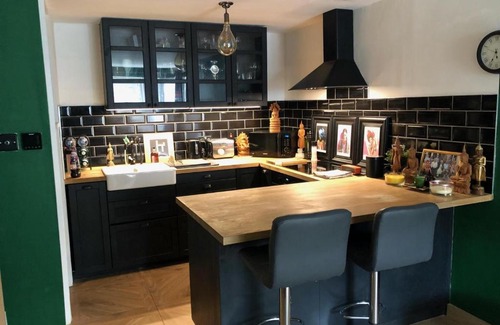 Surbiton Hill Apartment | Unique 1BD Flat Surbiton Fast links to London City
