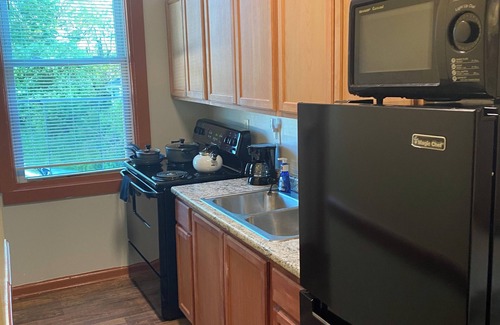 Roselawn Finance Apartment | Unique 2 bedroom gem on quiet street
