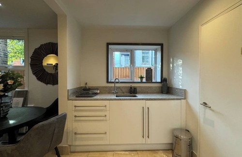 Addiscombe Apartment | Unique 2BR 1BA Flat in Croydon