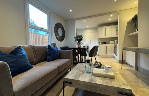 Addiscombe Apartment | Unique 2BR 1BA Flat in Croydon