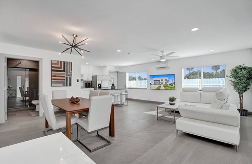 Deerfield Beach Villa | Unique 3-storey Home w/Beautiful Lakefront View