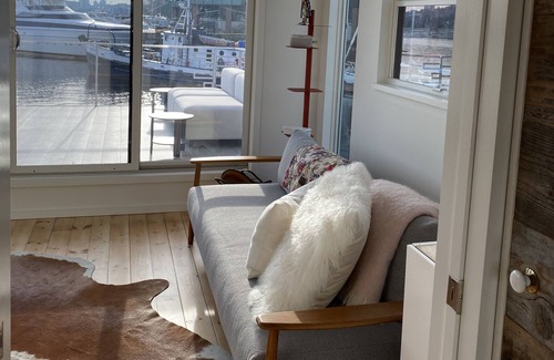 Wallingford Boat Rental | Unique 30 day waterfront rental.