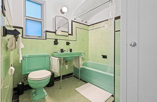 Seybold Villa | Unique 3bd Villa / 7 Seats hot tub / Sleeps 8