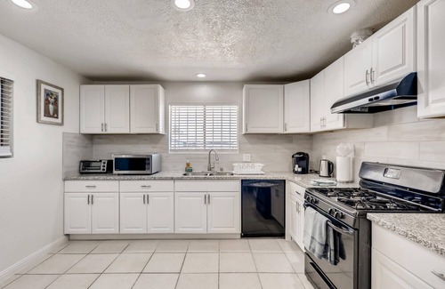 Sunrise Manor House | Unique 4 bedrooms 5 miles from down town Vegas