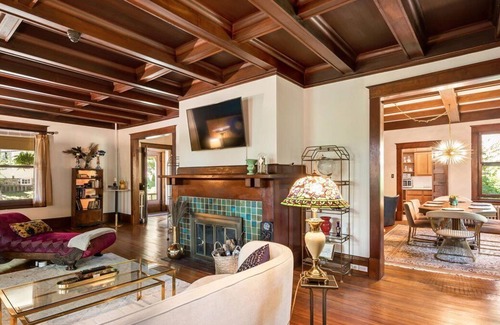 White Plains House | Unique 7-bd Oasis |10 min walk to NYC Express Train