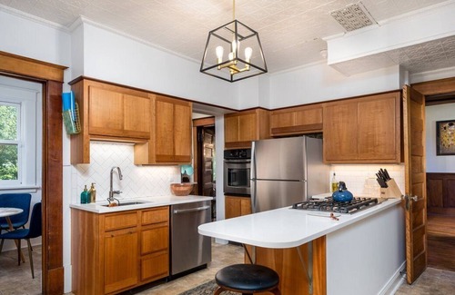 White Plains House | Unique 7-bd Oasis |10 min walk to NYC Express Train