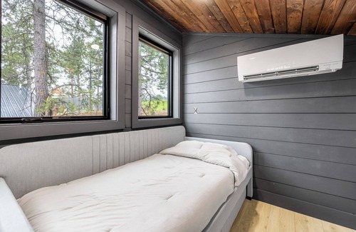 Deadwood Cabin | Unique and Open Living New Cabin 2 Miles to Deadwood! 1/4 Mile Off Hwy!