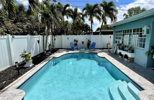 South Corals Apartment | Unique, art-deco studio w/POOL, 5 min to BEACH