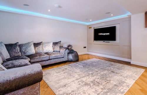 Tarporley House | Unique Barn with Pool Table & Private Bar | 53 Degrees Property | Sleeps 4