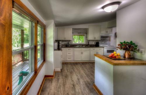 Collingwood Cottage | Unique Blue Mountain Getaway, Private Beach Access, BBQ, Hot Tub, 10 acre lot