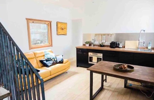 Liverpool Boat Rental | Unique central Liverpool waterside bolthole