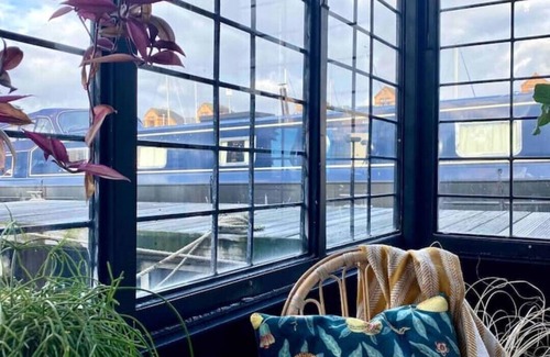 Liverpool Boat Rental | Unique central Liverpool waterside bolthole