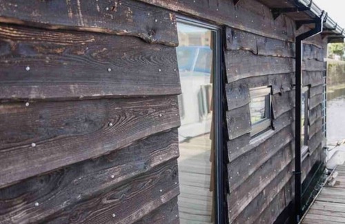 Liverpool Boat Rental | Unique central Liverpool waterside bolthole