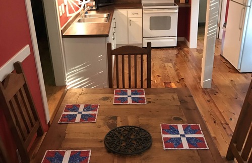 Gatlinburg - Pigeon Forge Cottage | Unique Charm, Pets (2 Max) welcome, Pigeon Forge, 2-4 guests