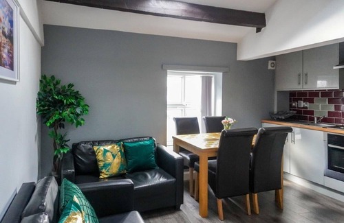 Headingley Apartment | Unique Cottage 2 bed Flat Headingley Leeds, Near to Leeds Universities and Shops