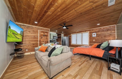 Crossville Cabin | Unique & Cozy Getaway Cabin only 15min from Town