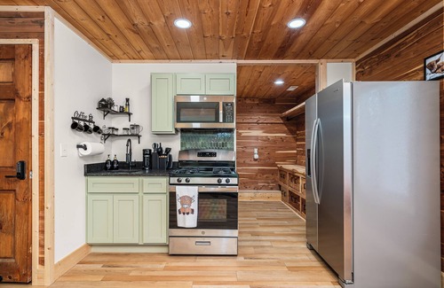 Crossville Cabin | Unique & Cozy Getaway Cabin only 15min from Town