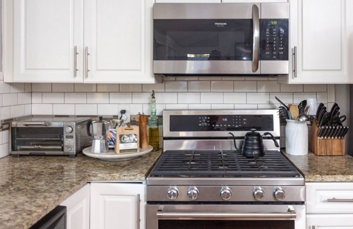 Greenville - Spartanburg House | Unique Deck w/Firepit/Outdoor TV, 5 Mins Downtown Greenville, AIRB NB SUPERHOST