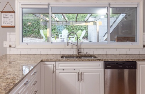 Greenville - Spartanburg House | Unique Deck w/Firepit/Outdoor TV, 5 Mins Downtown Greenville, AIRB NB SUPERHOST