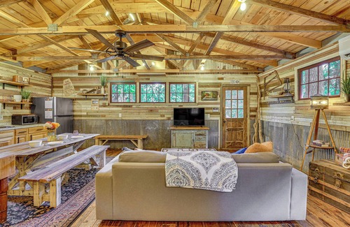 Eureka Springs Apartment | Unique Eureka Springs Cabin: Deck & Forest Views!