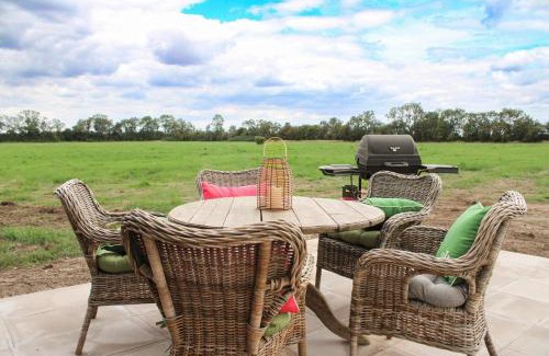 Glentham House | Unique Family Lodge, Puppy Lounge & Games Room