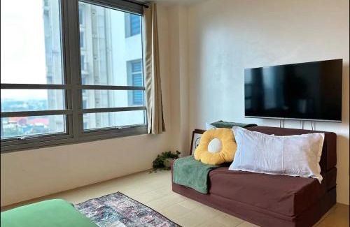 Bagumbayan Apartment | Unique Fast Wifi Free Pool & Gym in Eastwood