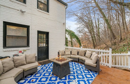 Nauck House | Unique home in Arlington surrounding my nature