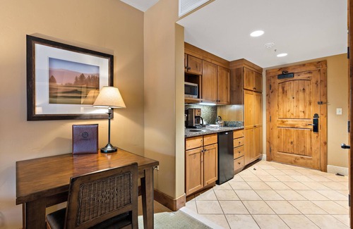 Tamarack Apartment | Unique King Studio with Jet Tub