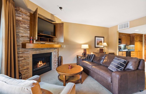 Tamarack Apartment | Unique King Studio with Jet Tub