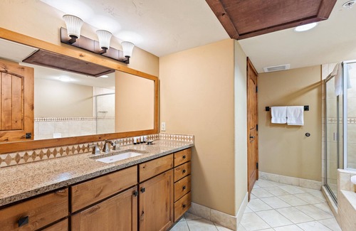 Tamarack Apartment | Unique King Studio with Jet Tub