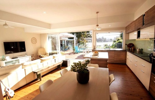 Narrabeen House | Unique Lagoon Oasis at Beach