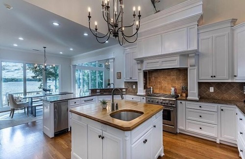 Lake Oconee House | Unique Lake Lodge Retreat with game room