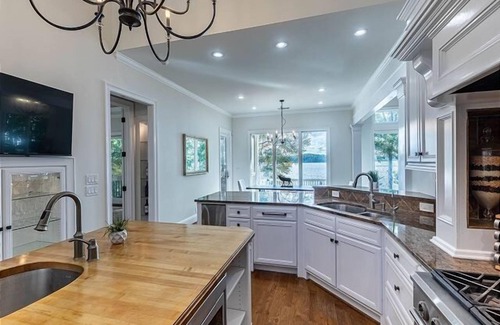 Lake Oconee House | Unique Lake Lodge Retreat with game room