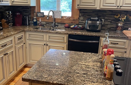 Townville Cabin | Unique lakefront 3 BR cabin directly on Lake Hartwell! 20 min drive to Clemson!
