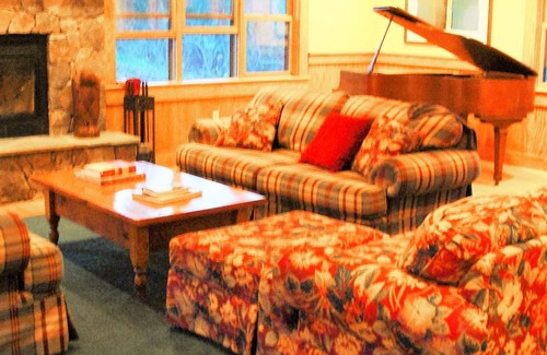 Lexington Cabin | Unique Log Cabin in Private Glen!