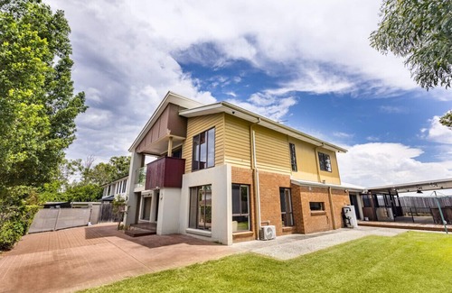Stretton House | Unique&Modern 4BR House for Your Getaway @Stretton