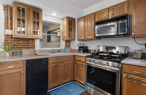 West Conshohocken House | Unique Modern King Bed Townhome w/Driveway Parking